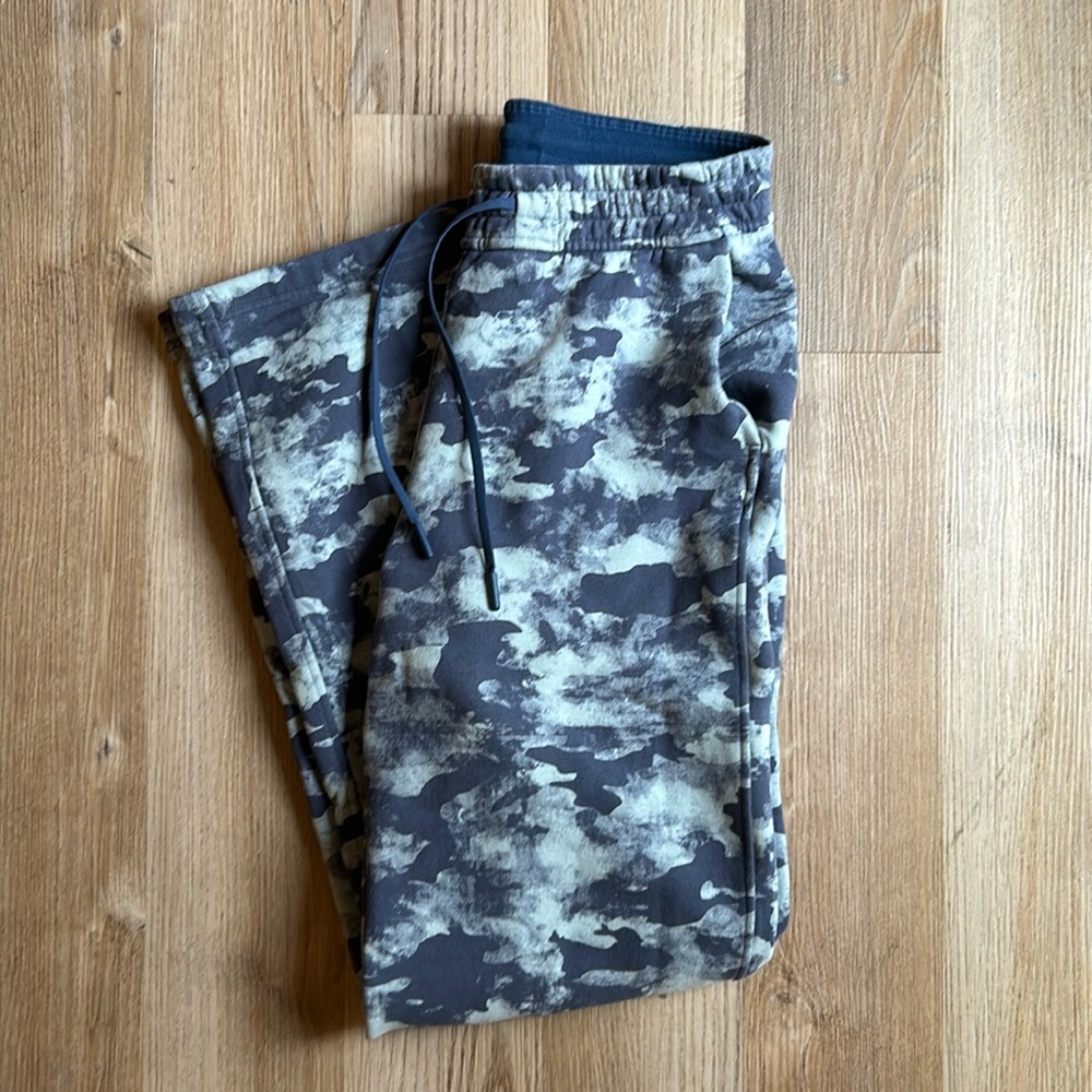 Lululemon Camouflage sweatpants size 6 new